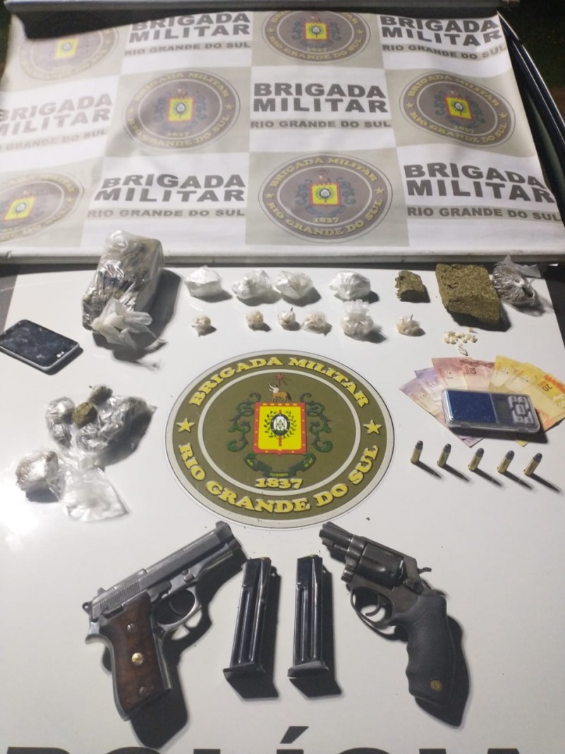 Dupla foi presa por tráfico de entorpecentes e porte ilegal de arma.