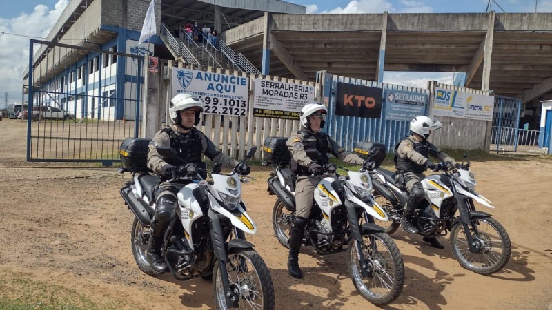 Policiais Militares do 26&ordm; BPM atuam em evento de futebol em Cachoeirinha.