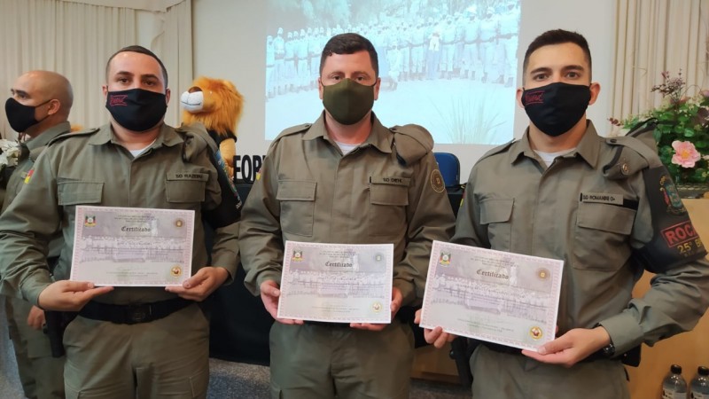 Formatura do Proerd 2021 - Policiais Militares recebem certificado de Instrutor do Programa Educacional de resistência às Drogas e à Violência.