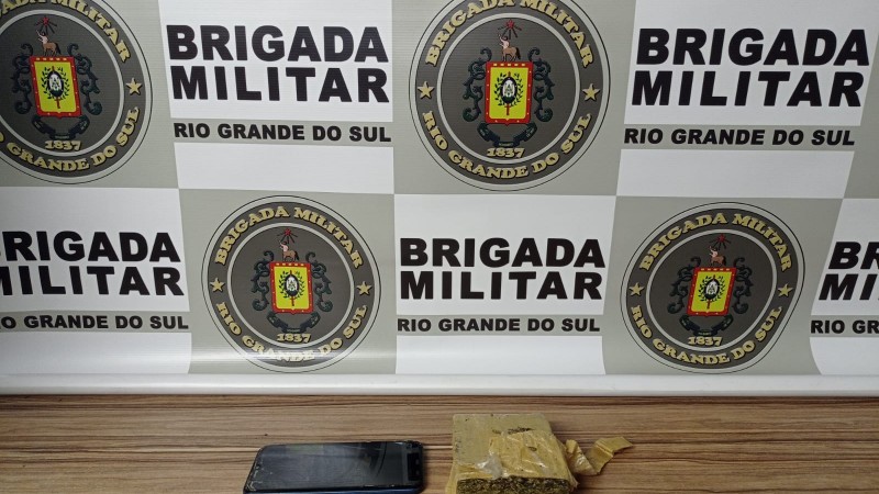 Celular e meio tijolo de maconha apreendidos