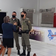oficiais com representante do bairro