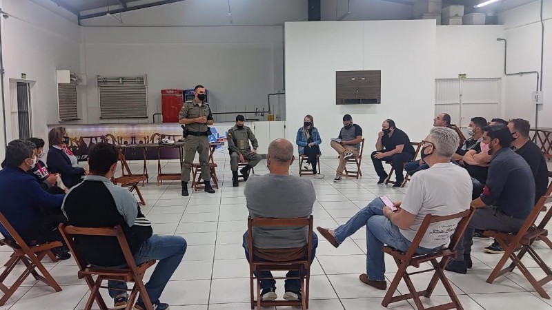 oficiais com participantes da reunião