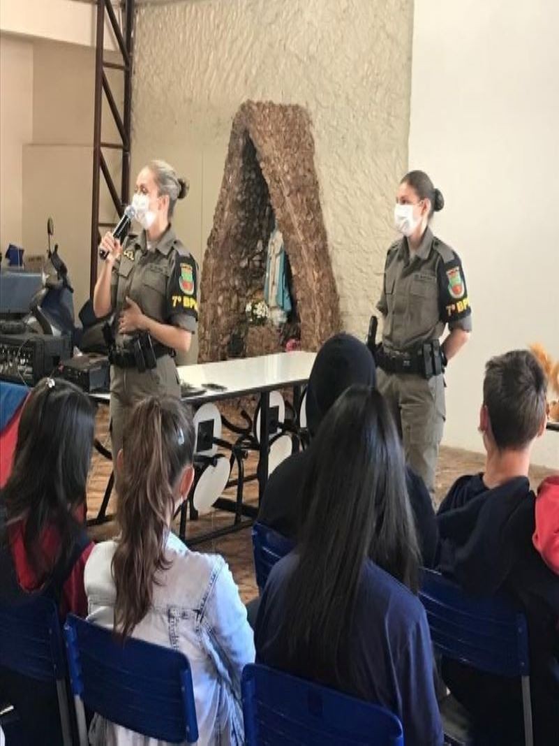 Instrutoras do PROERD do 7° BPM realizam conversa com estudantes na Escola Padre Antônio Michels em São Martinho