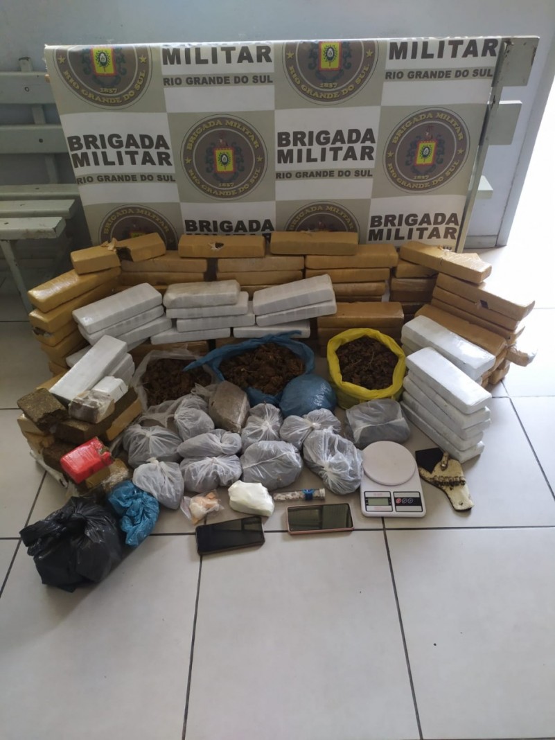 Foto de v&aacute;rios tabletes e sacos de drogas no ch&atilde;o