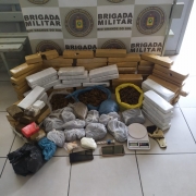 Foto de vários tabletes e sacos de drogas no chão