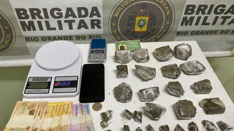 Foram apreendidas 14 por&ccedil;&otilde;es de maconha, 15 tabletes de maconha, 02 balan&ccedil;as de precis&atilde;o, um telefone celular e R$ 203,00.