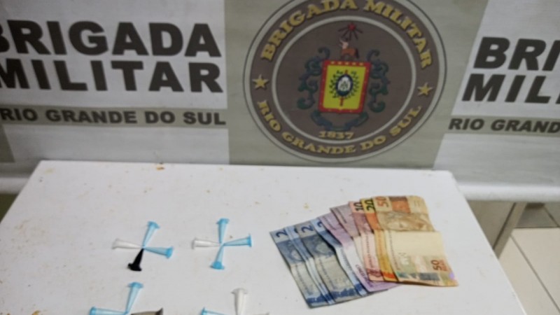 Foram apreendidos 16 pinos de coca&iacute;na e a quantia de R$ 100,00. 