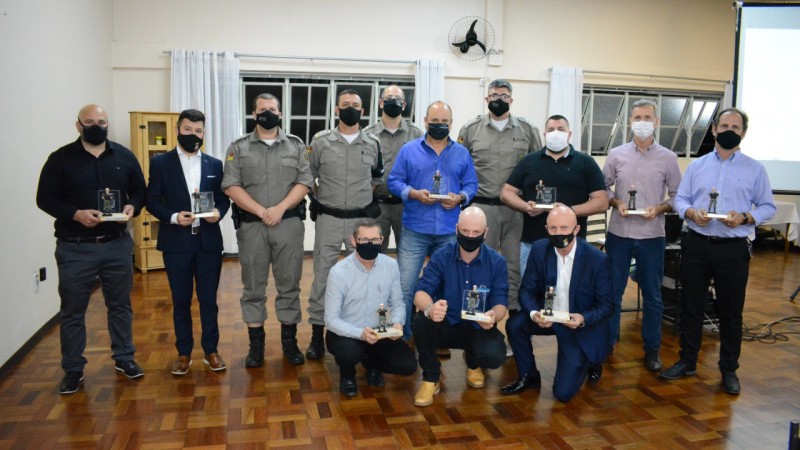 oficiais e empresários