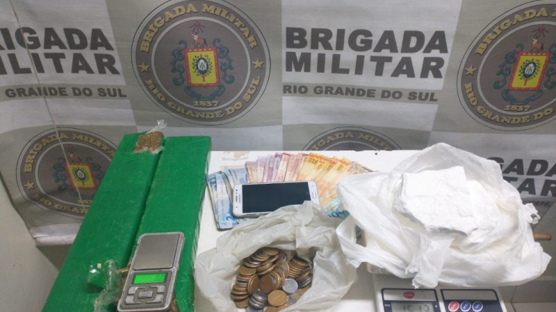Foram apreendidos dois tijolos de maconha pesando 2.020 gramas e 01 tijolo e meio de coca&iacute;na, pesando 1.522 gramas. 