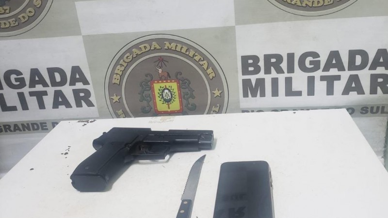 Com a dupla foram localizadas uma faca e um simulacro de arma de fogo.