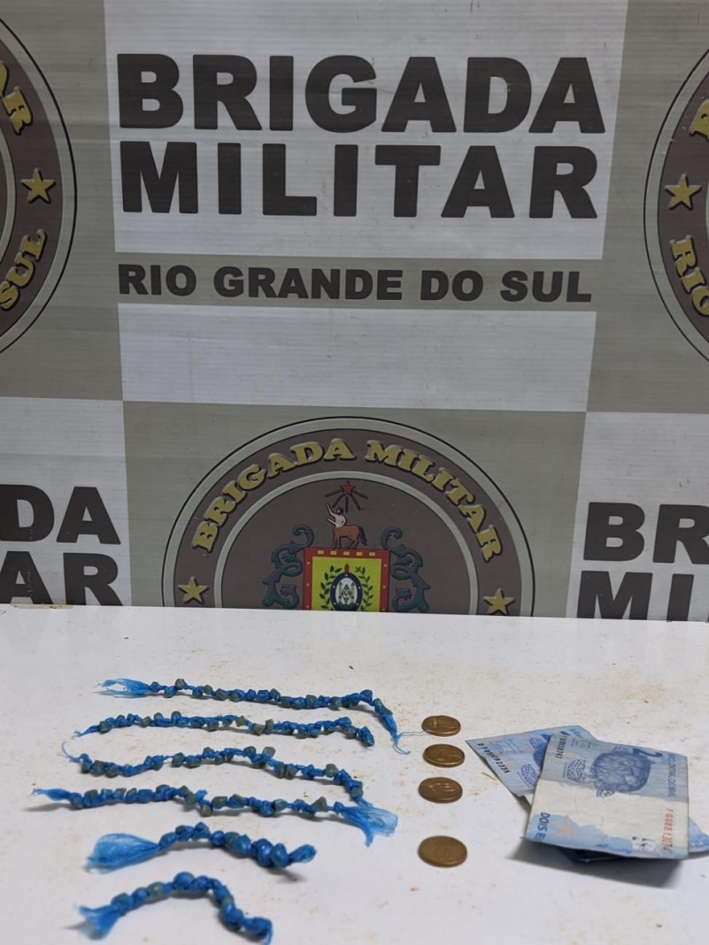 Com o indiv&iacute;duo foram localizadas 98 pedras de crack e a quantia de R$ 4,50.