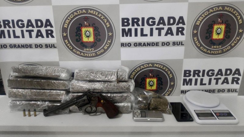 foto das drogas e arma apreendida