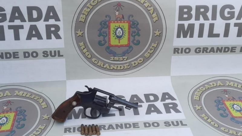 Com o indiv&iacute;duo foi aprendido um rev&oacute;lver marca Taurus, calibre .32 e 05 muni&ccedil;&otilde;es intactas de calibre .32.