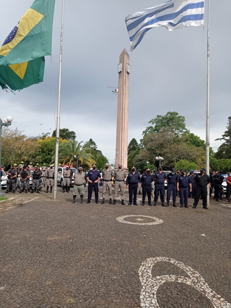 policiais na praça