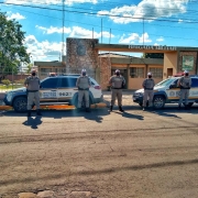 policias em frente ao quartel