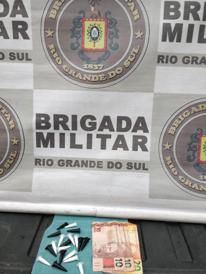 Foram apreendidos 19 pinos de coca&iacute;na e a quantia de R$ 40,00. 