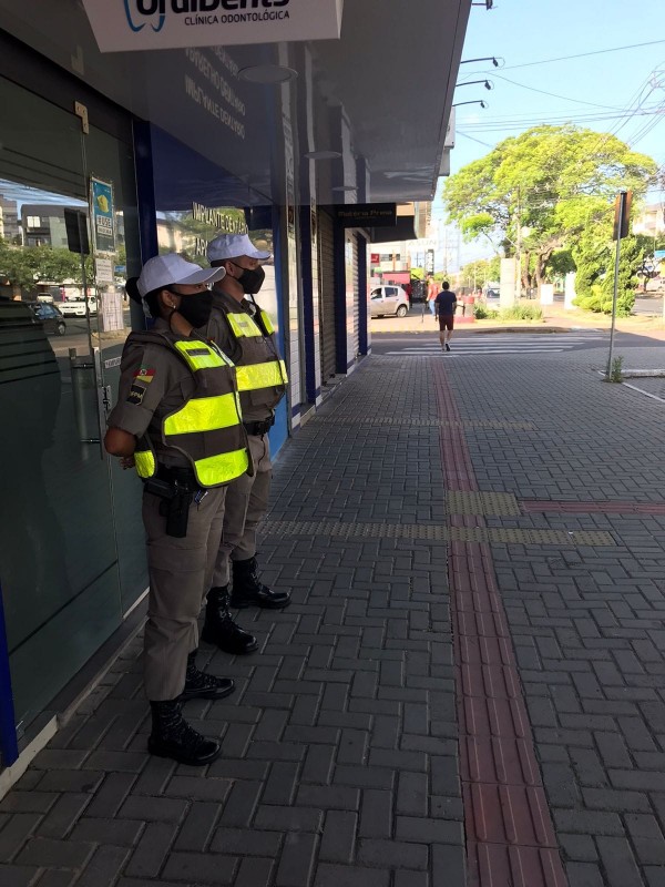 10 Alunos-soldados do Pólo de Ensino EsFEs-Montenegro reforçaram o policiamento em Cachoeirinha no domingo. 