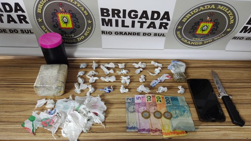 Porções de drogas e dinheiro