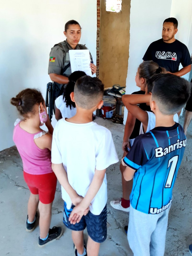 A guarni&ccedil;&atilde;o realizou a distribui&ccedil;&atilde;o de material educativo com dicas de seguran&ccedil;a aos pequenos. 