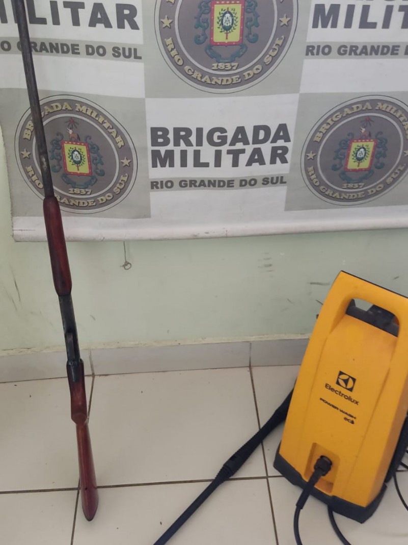  Com a dupla foi apreendida uma espingarda marca Rossi, calibre .32 e uma lavadora de alta press&atilde;o.