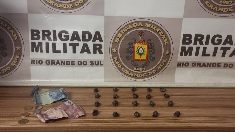 Porções de droga e dinheiro