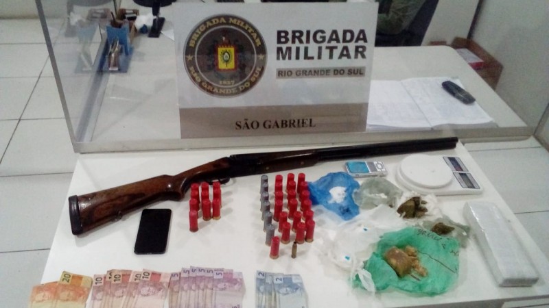 Arma, munições e drogas