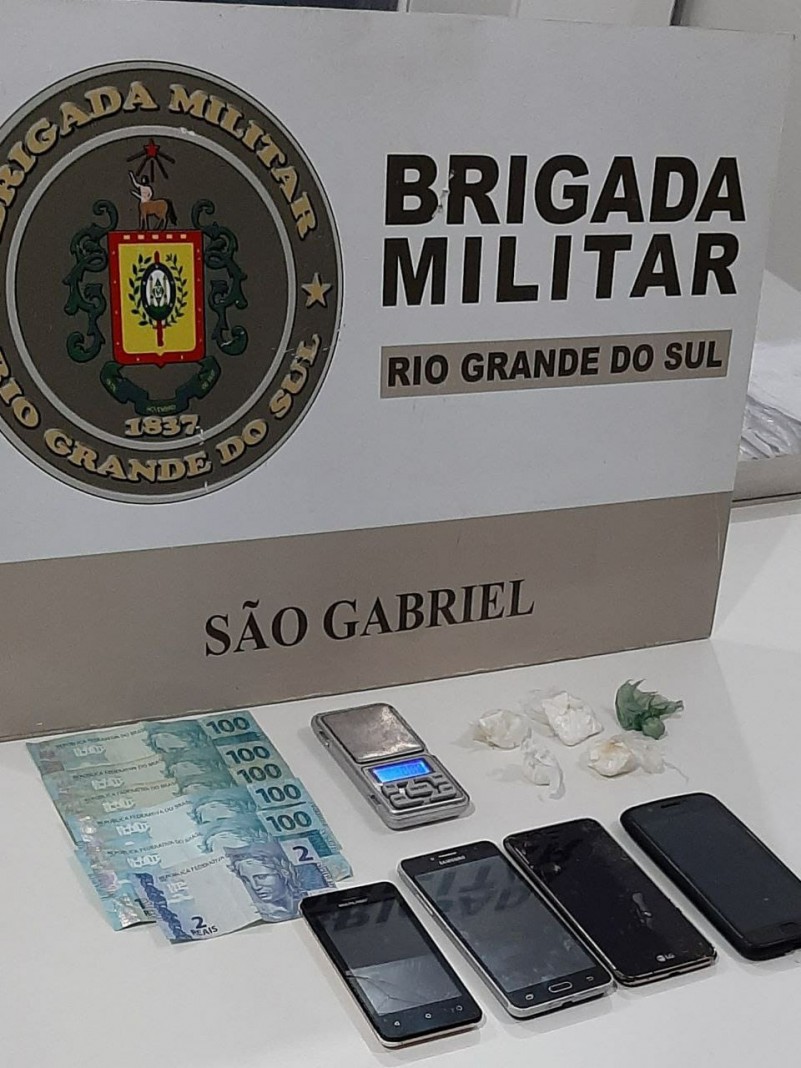 Droga, balança, celulares, dinheiro