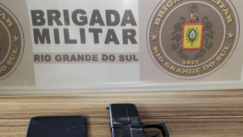 Simulacro de arma e celular