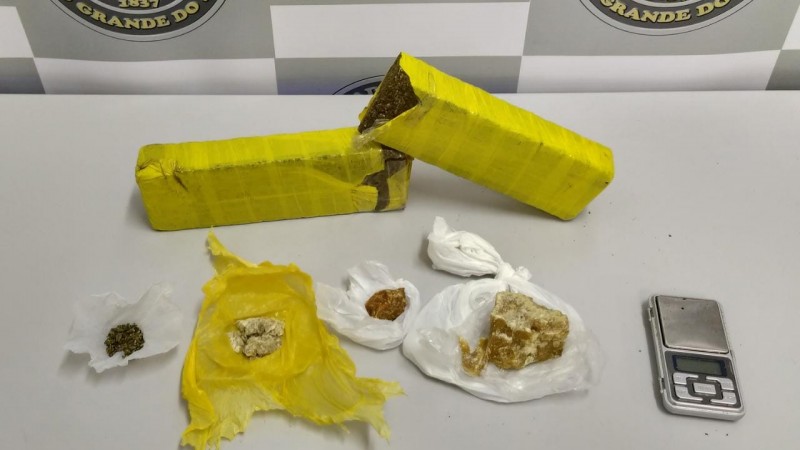 Na imagem aparecem tijolos de maconha, balan&ccedil;a e crack.