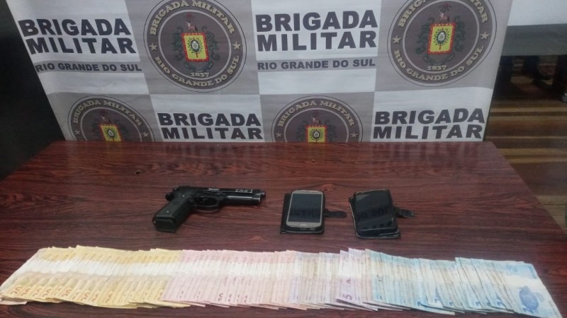 Simulacro, dinheiro e celulares