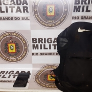 mochila e celular