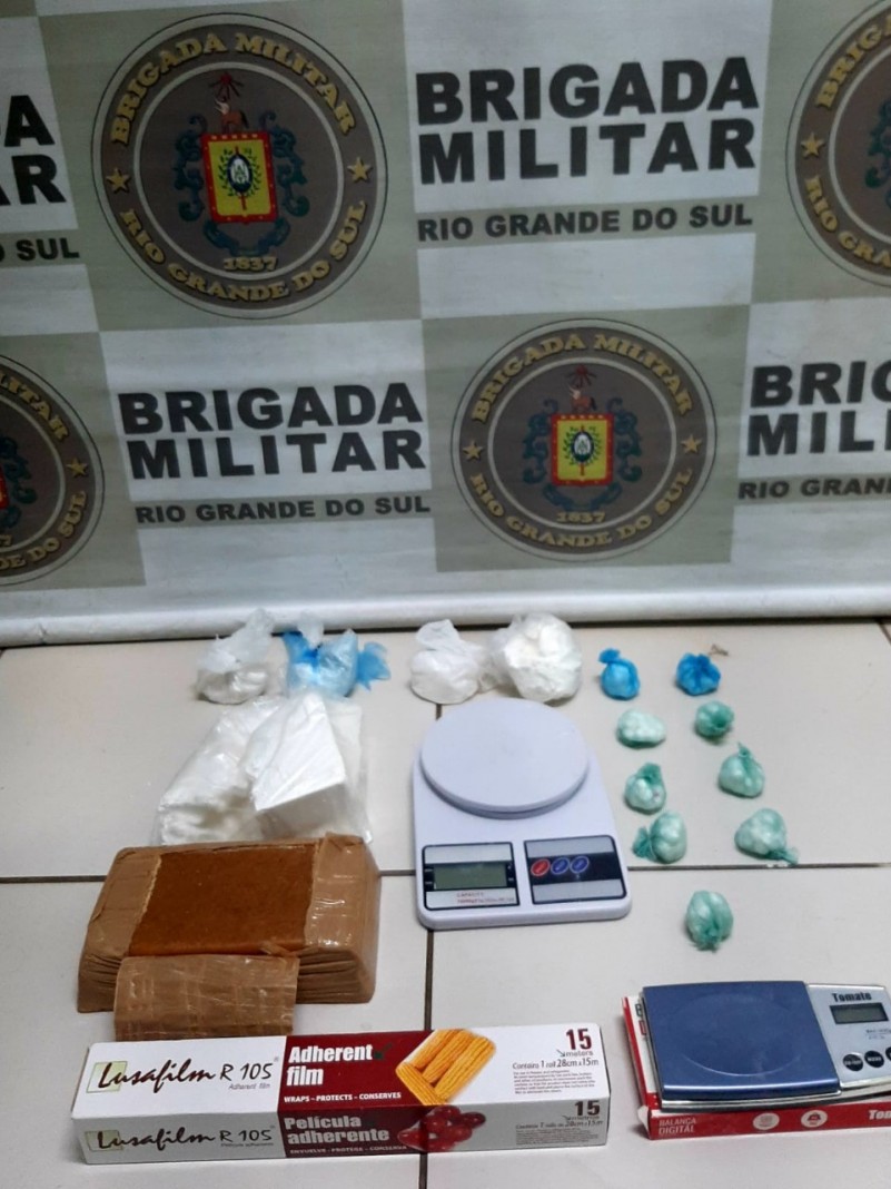 os policiais abordaram o ve&iacute;culo FIAT/UNO e o condutor foi identificado como sendo um homem de 27 anos.