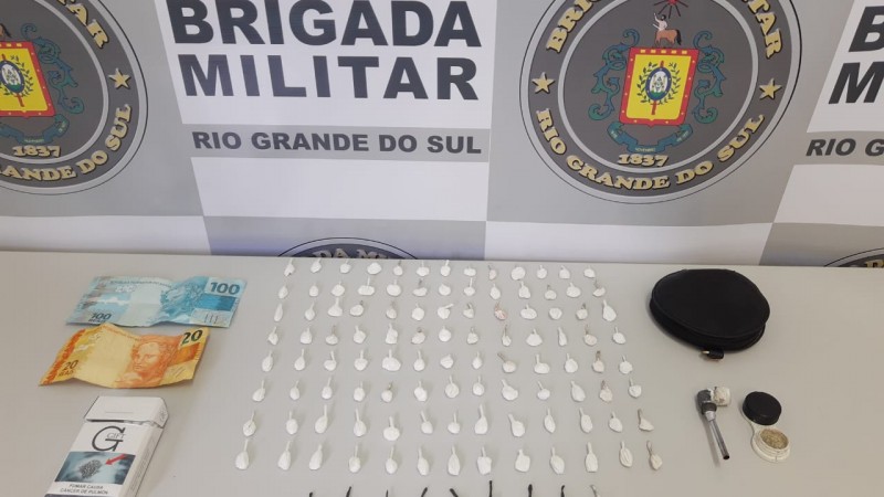 Na imagem aparecem drogas, dinheiro e celular.