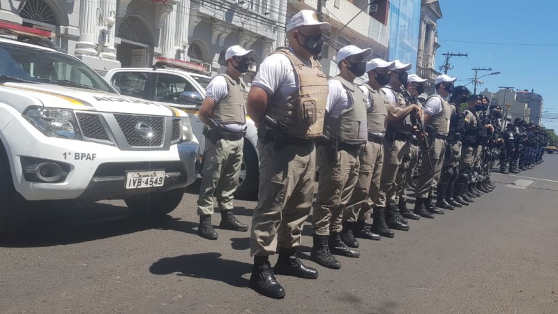 policiais e viaturas