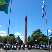 policiais em uma praça