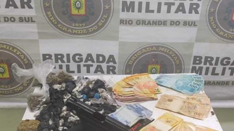 Com os homens foi apreendida uma pistola calibre 9mm, além de munições, drogas e dinheiro.