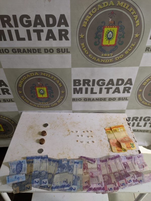 Foram apreendidas 13 pedras de crack e a quantia de R$ 115,50. 