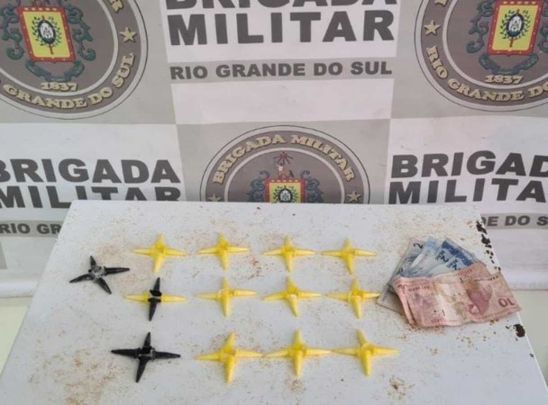 Foram apreendidos 52 pinos de cocaína e a quantia de R$ 28,00. 