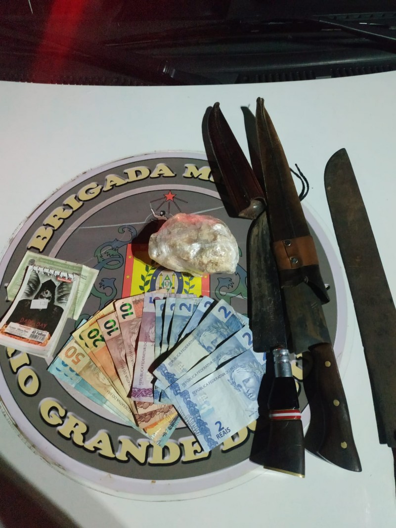 Dinheiro, droga e facas apreendidas