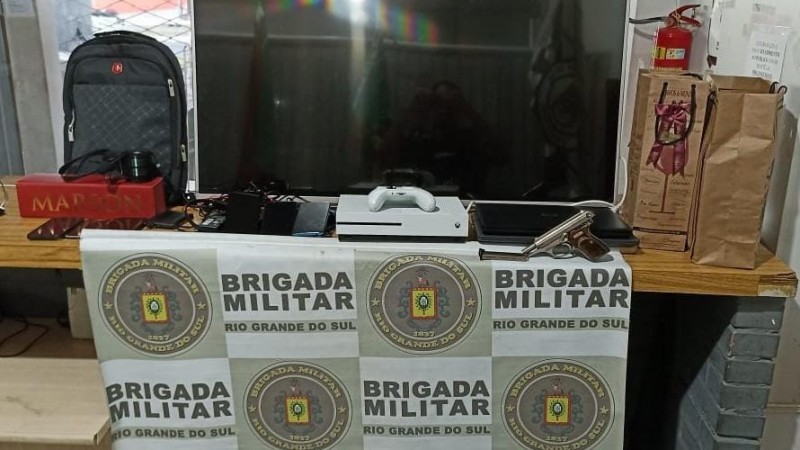 Dois homens foram presos e o material roubado foi recuperado pela Brigada Militar. 