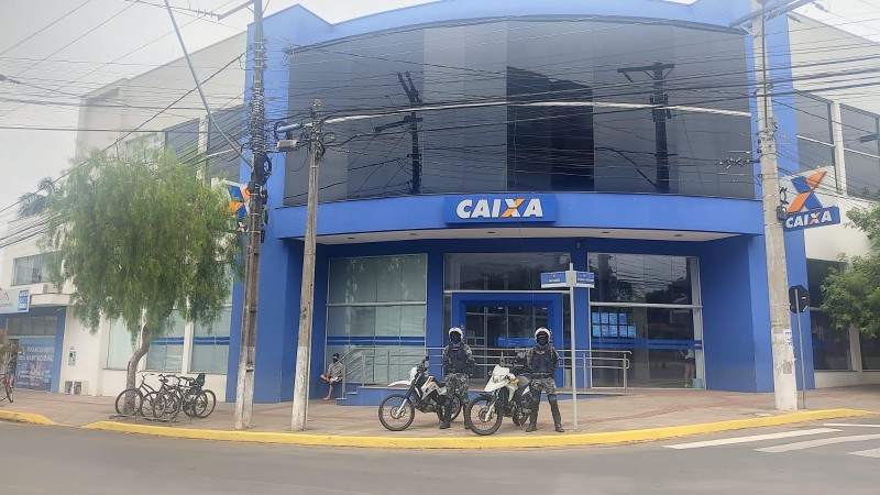 dupla de motociclistas