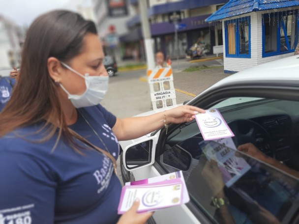 Mulheres da Rede Lilás, participam da blitz de enfrentamento à violência contra as mulheres, em Torres.