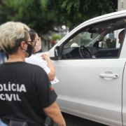 Polícia Civil e OAB, na blitz de enfrentamento à violência contra as mulheres, em Torres.