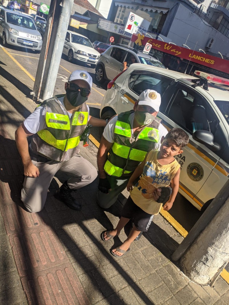 policiais com menino Danyel