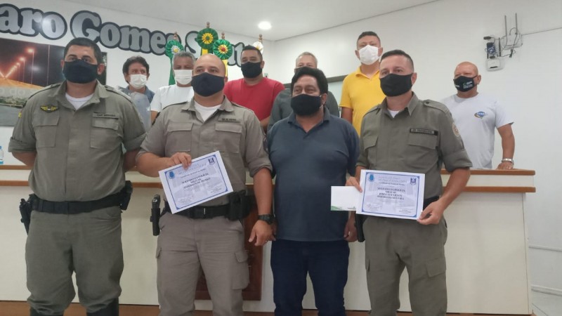 Câmara de vereadores homenageia policias militares