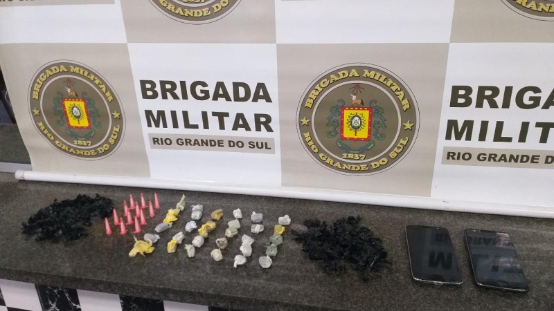 Entorpecentes apreendidos e expostos na mesa