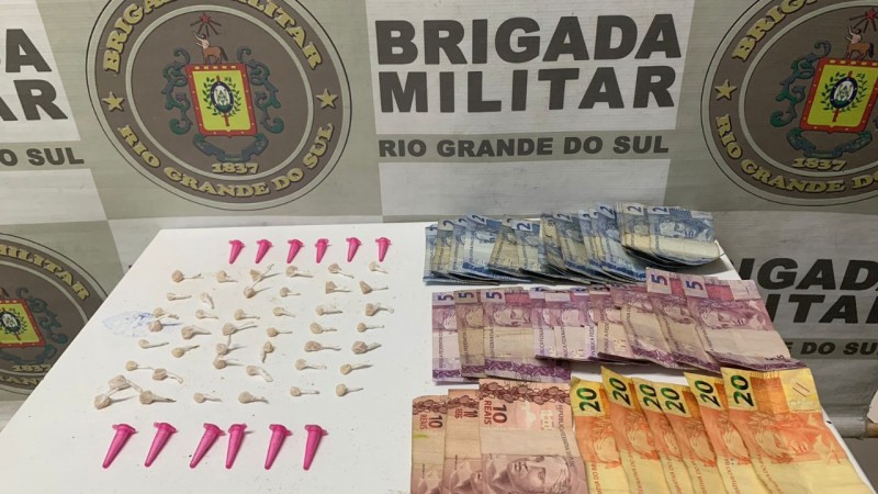 Homem de 21 anos foi preso por tráfico de entorpecentes.
