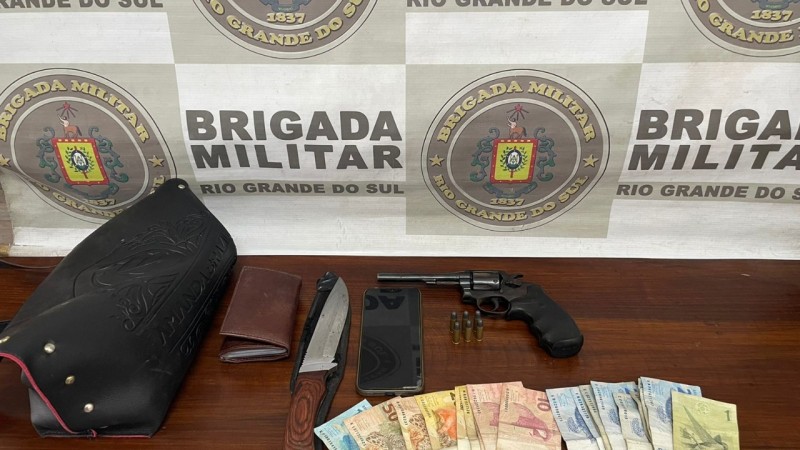 Com a dupla foram localizados um revólver calibre .32, municiado com 06 munições, uma faca, um celular e a quantia de R$ 313,00.