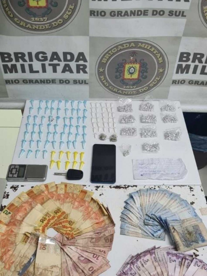 Com a dupla foram apreendidas 307 pedras de crack, 92 pinos de cocaína e 02 buchas de maconha, além de R$ 935,00.