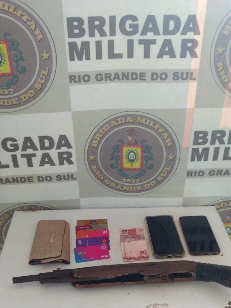 Com o homem foram apreendidos um simulacro de arma de fogo e os pertencentes que haviam sido roubados. 
